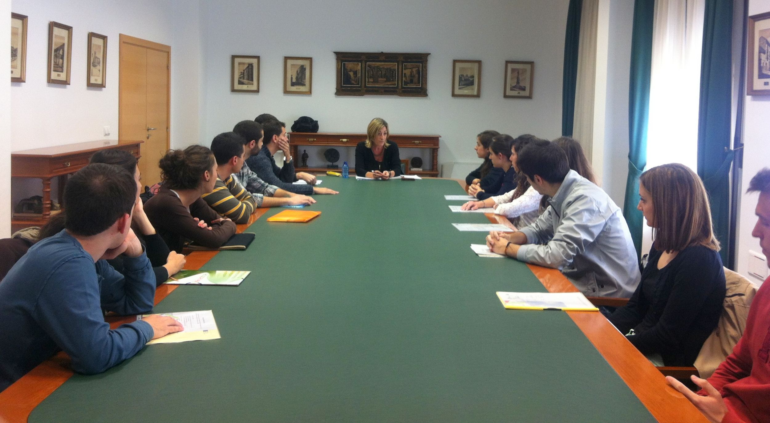 La concejala recibe a la cuarta promoción de alumnos de las Becas Leonardo y espera que este junio se conceda la quinta